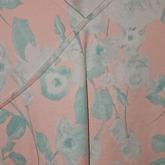 Beautiful pastel floral Guess top in size M - Picture 4 of 6